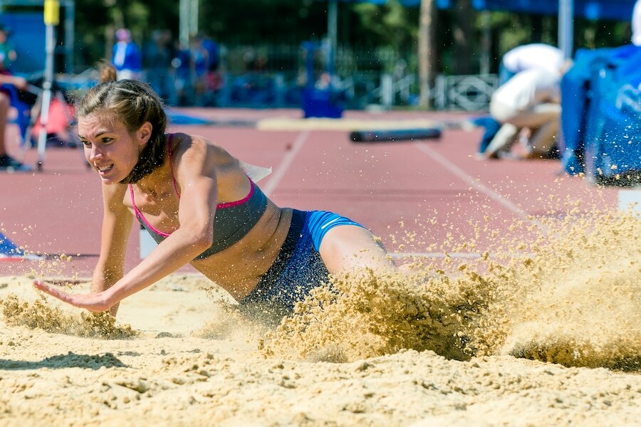 Kobieta podczas soku w dal
