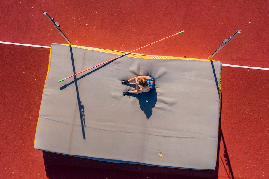 Sportowiec po skoku o tyczce