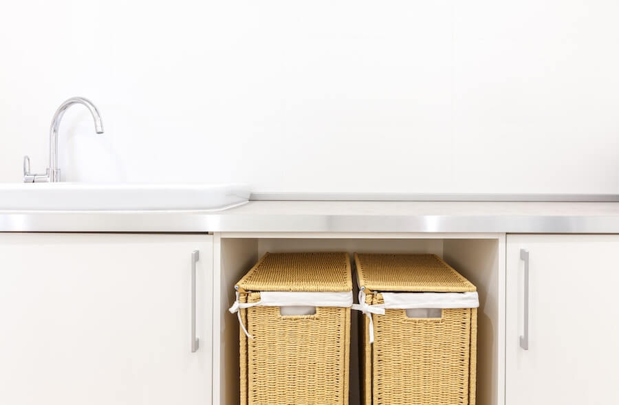 Koszta z rattanu pod blatem w łazience