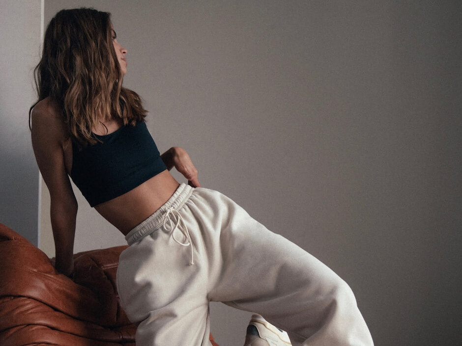 kremowe spodnie dresowe + czarny crop top