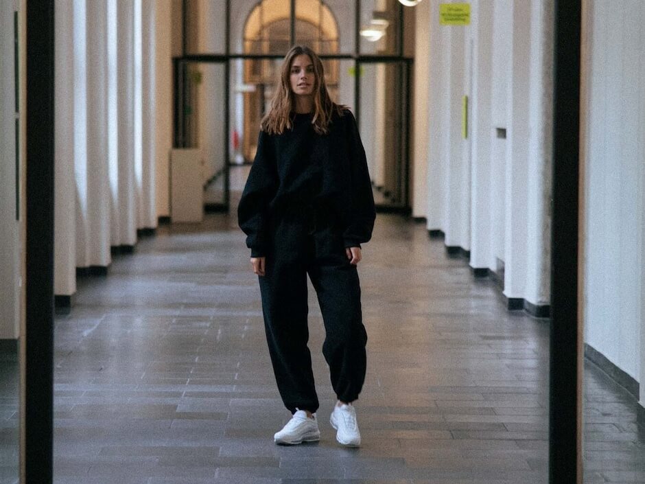 czarny zestaw dresowy oversize + białe sneakersy